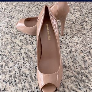 Nude platform pumps